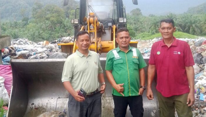 PT BSS Salurkan CSR Alat Berat untuk Geser Tumpukan Sampah di TPA Muara Kiawai