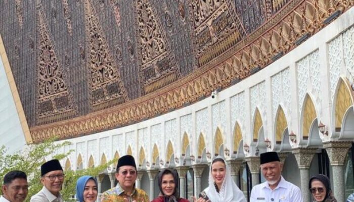 Perdana ke Sumbar, Menpar Kunjungi Masjid Raya Syekh Ahmad Khatib Al Minangkabawi