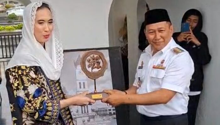 Berkunjung ke Bukittinggi, Menpar Widiyanti Putri Kagumi Jam Gadang