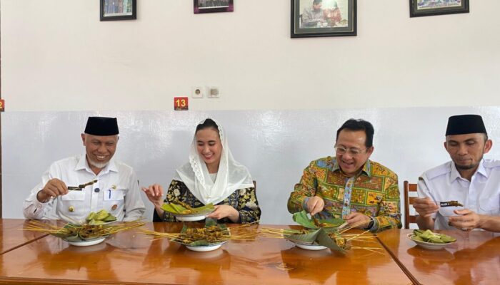Kunjungi Padang Panjang, Mentri Pariwisata Nikmati Lezatnya Sate Mak Syukur