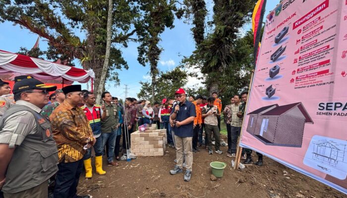 Sestama BNPB Letakkan Batu Pertama Rumah Contoh Huntap Mandiri di Silaing Bawah