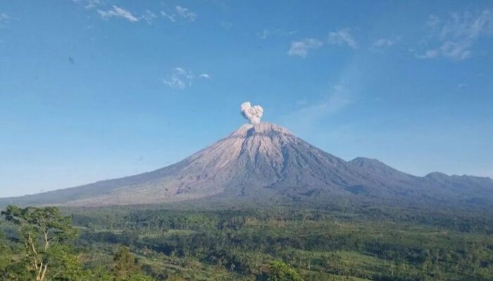 Gunung Semeru Erupsi, Abu Vulkanik Mengarah ke Barat Daya