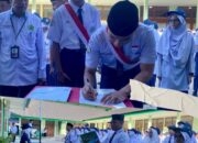 Lanjutkan Estafet Kepemimpinan, Kepala MTsN 2 Padang Lantik Pengurus OSIM dan MPK