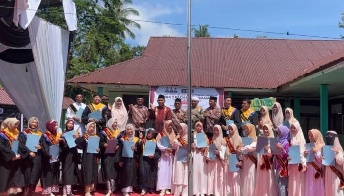 26 Hafiz dan Hafizah MAN 3 Padang Pariaman Dikukuhkan, Kakankemenag Sematkan Mahkota