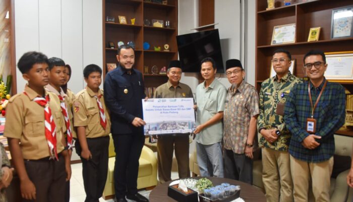 Pelindo Salurkan 603 Pasang Sepatu untuk Pelajar Terdampak Bencana, Padang Perkuat Sinergi Dunia Usaha