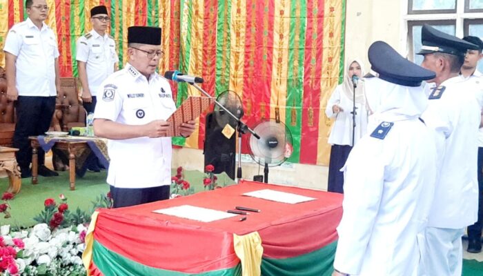 Bupati Welly Lantik Gustaniah, Perempuan Pertama Jadi Wali Nagari di Pasaman