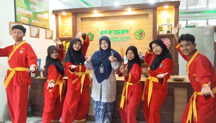 Siswa Tapak Suci MAN 1 Tanah Datar Dilepas Ikuti Ujian Kenaikan Tingkat