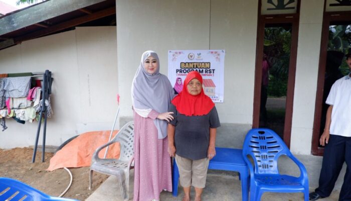 Lisda Hendrajoni Serahkan Bantuan RST di Pessel, Warga Kini Miliki Rumah Layak dan Peluang Usaha