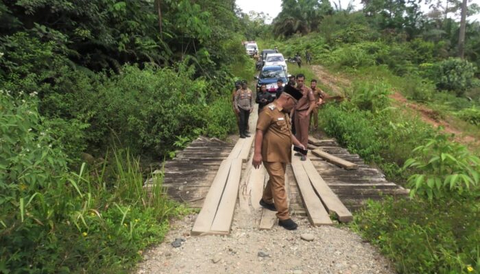 Bupati Yulianto Tinjau Jalan Rusak dan Sambangi Rumah Duka Bocah Meninggal Akibat Akses Terputus