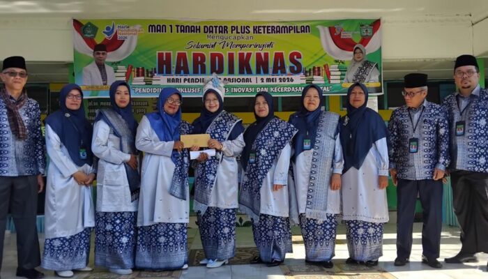 Suasana Haru Warnai Pelepasan Guru MAN 1 Tanah Datar ke Tanah Suci