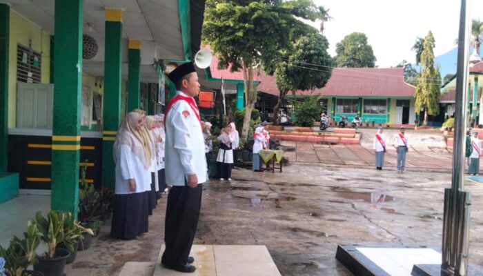 Upacara Bendera di MAN 2 Solok Selatan, Kepala Madrasah Tekankan Pentingnya Disiplin