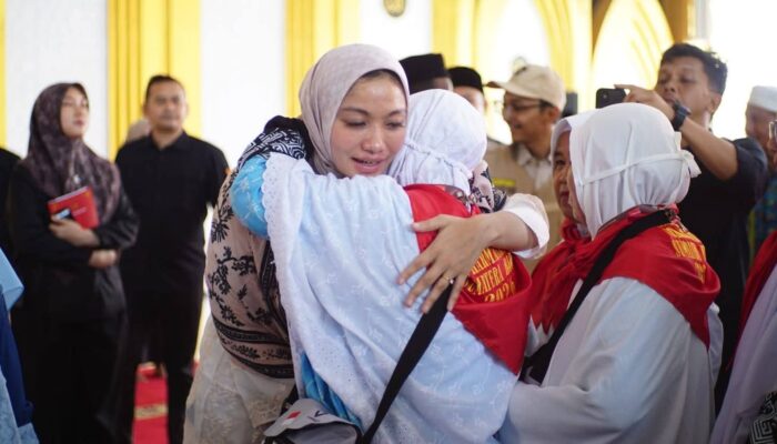 Bupati Annisa Lepas Keberangkatan 83 Jemaah Calon Haji Dharmasraya