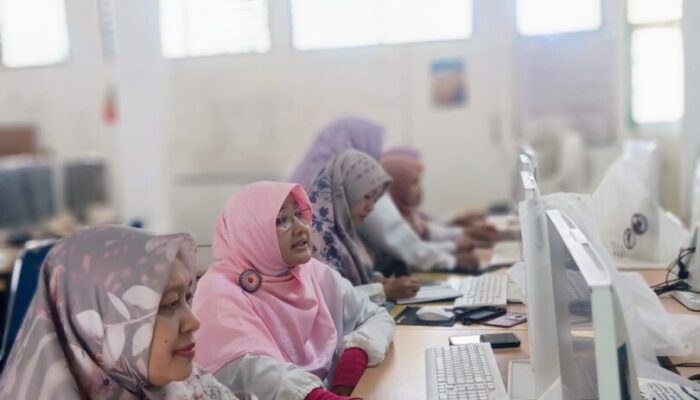 Manfaatkan Jam Kosong PBM, Guru MAN 3 Padang Ikuti Pelatihan Canva
