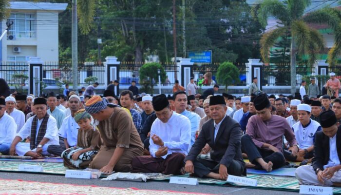 Ribuan Warga Hadiri Perayaan Iduladha, Bupati Welly Ajak Perkuat Kebersamaan