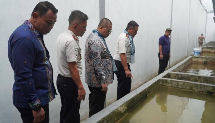 Wako Hendri Arnis bersama Kakanwil Ditjenpas Sumbar Lepas Bibit Ikan di Rutan Padang Panjang