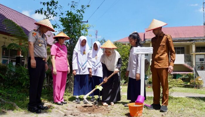 Polres Padang Panjang Tanam Pohon dan Apresiasi Guru Berprestasi di SMPN 2