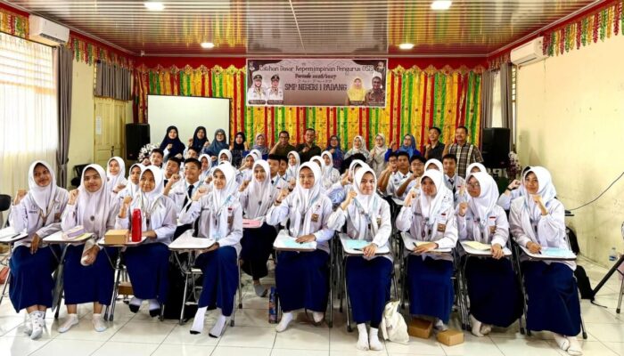 Pengurus OSIS SMPN 1 Padang Diajarkan Cara Memimpin yang Benar