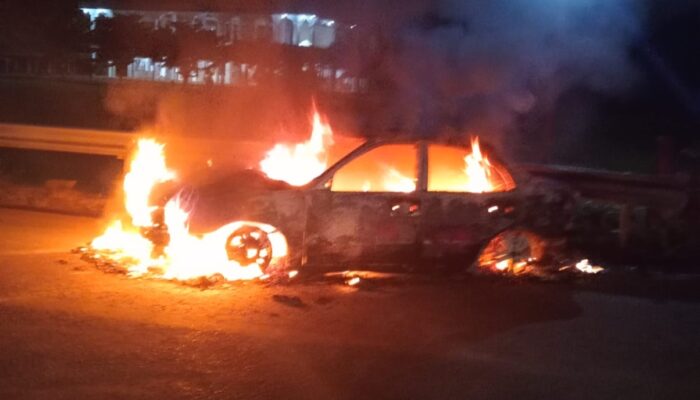 Mobil Terbakar di Depan SPBU Simpang Lagan, Damkar Bergerak Cepat Cegah Api Meluas