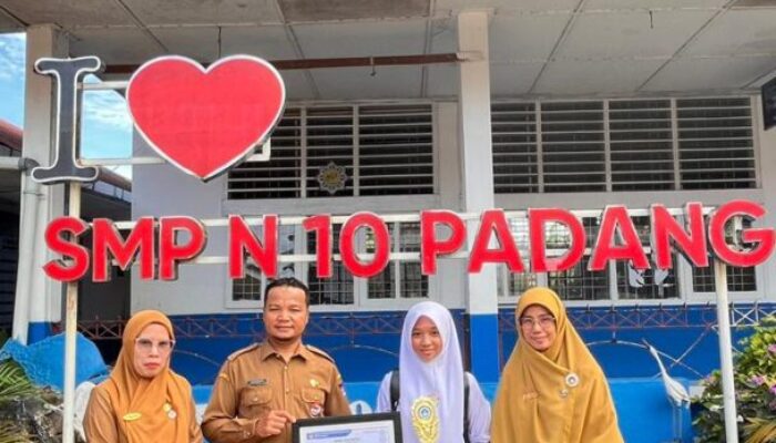 Siswa SMPN 10 Raih Juara 1 Lomba Desain Poster Tingkat Kota Padang