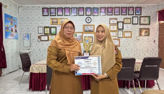 Guru SMPN 11 Raih Juara 3 Lomba MC se Kota Padang