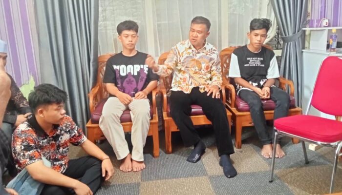 Ketua Fraksi Gerindra DPRD Sumbar Angkat Dua Siswa Yatim Piatu, Tanggung Pendidikan hingga Tuntas
