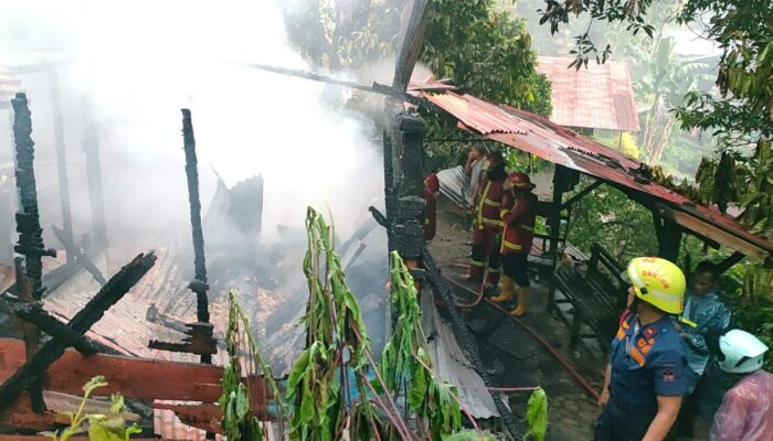 Kebakaran Hanguskan Satu Rumah di Kawasan Bukit Gado-Gado Padang Selatan