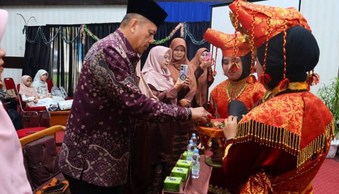 Milad ke-13 Al Iffat, Wawako Payakumbuh Soroti Pendidikan Berkarakter dan Budaya