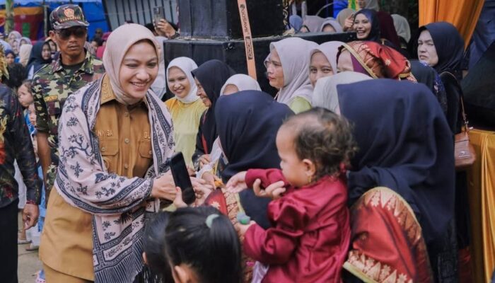 Pemkab Dharmasraya Salurkan Bantuan untuk Ibu Hamil di Pulau Punjung dan Sitiung