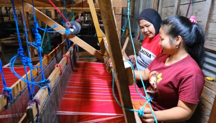 Pertamina Sumbagut Dukung Sakkamadeha Kembangkan Tenun Ulos sebagai Kekuatan Ekonomi Kreatif Berkelanjutan
