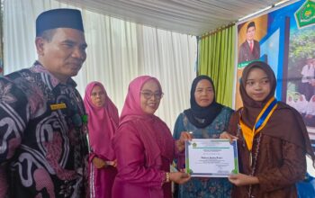 Diguyur Hujan, Pelepasan Siswa Kelas IX MTsN Dharmasraya Tetap Meriah