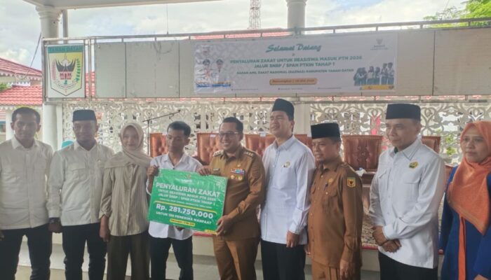 BAZ Tanah Datar Serahkan Zakat untuk Mahasiswa yabg Lolos PTN