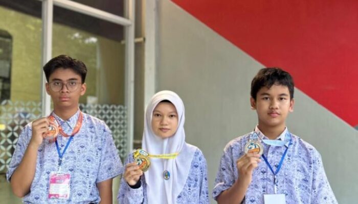 Tiga Siswa SMPN 1 Padang Boyong Medali di KOSSMI Nasional 2026