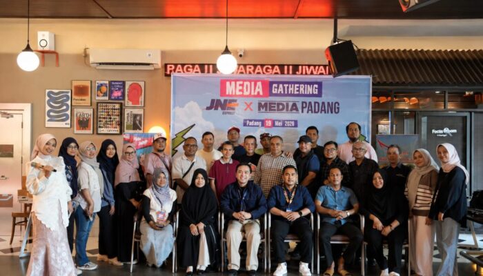 JNE Hadirkan Owner Ummi Aufa Hakim Saat Media Gathering di Padang