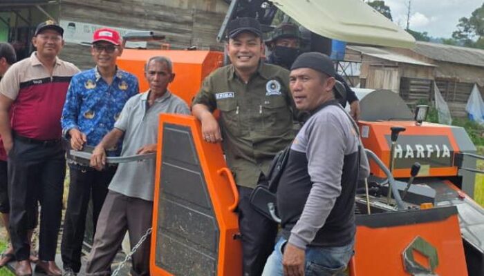Prima Maifirson Turun ke Sawah, DPRD Lima Puluh Kota Dorong Semangat Petani Milenial