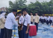 Kepala MTsN 9 Tanah Datar Lantik Pengurus OSIM 