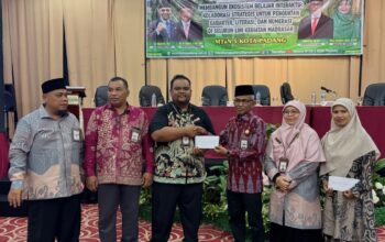 Tiga Peserta Terbaik Workshop MTsN 5 Padang Terima Penghargaan 