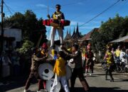 Drumband MTsN 10 Tanah Datar Curi Perhatian di Pawai Ta’aruf