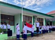 Pembina Upacara MTsN 2 Padang Ajak Murid Bijak Bermedia Sosial dan Hebat di Dunia Nyata