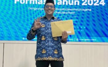 Guru MTsN 3 Tanah Datar Terima SK PNS