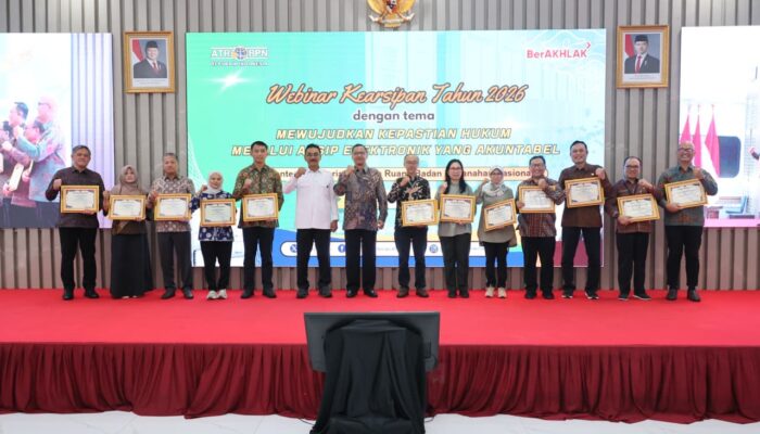 Sekjen Kementerian ATR/BPN Beri Penghargaan kepada Satker Pengelola Kearsipan Terbaik