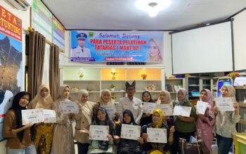 Dari Aula Nagari ke Pelaminan Minang, Perempuan Milenial Lareh Nan Panjang Diasah jadi MUA Profesional