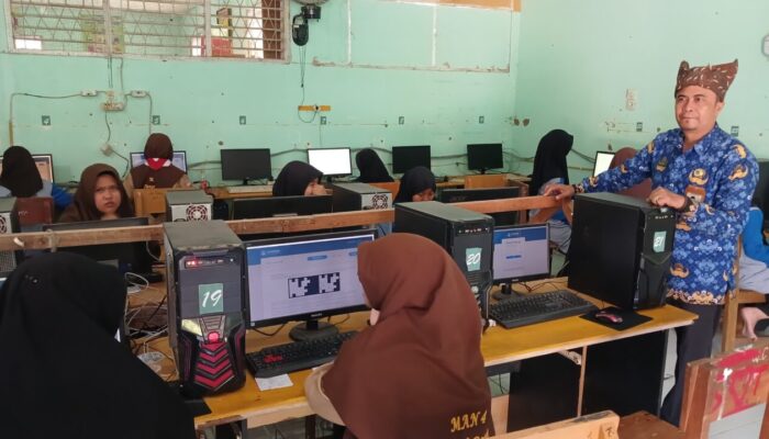 Kepala MAN 4 Tanah Datar Motivasi Peserta Simulasi OSNK 2026