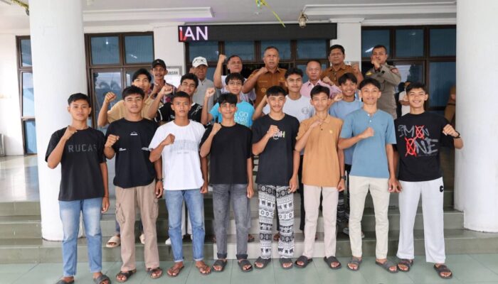 Wawako Pariaman Lepas 14 Atlet U-19 PBVSI ke Kejurprov Sumbar