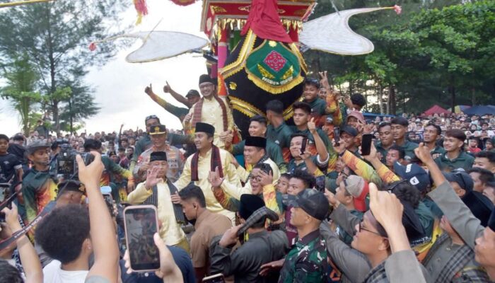 Puncak Pesona Budaya Hoyak Tabuik Piaman 2026 Berlangsung Meriah