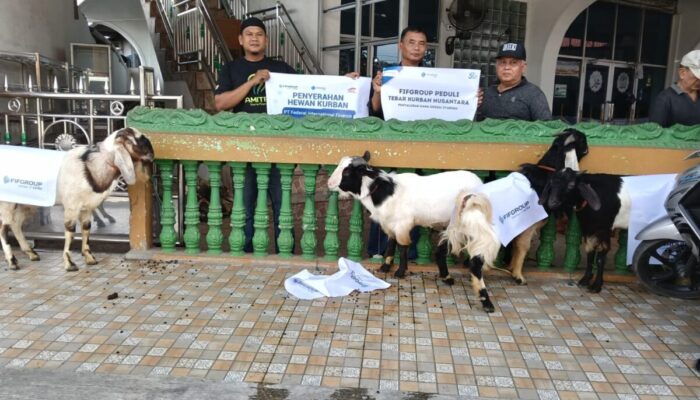FIFGROUP Solok Salurkan Hewan Kurban untuk Warga Tanjung Paku