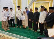 Siswa SMPN 31 Padang Terima Penghargaan Salat Subuh Berjamaah dari Pemko Padang