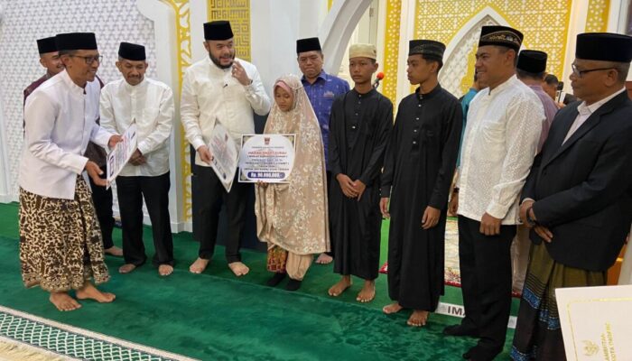Siswa SMPN 31 Padang Terima Penghargaan Salat Subuh Berjamaah dari Pemko Padang