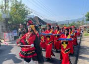Drumband MTsN 7 Padang Pukau Penonton di Pawai Takruf MTQ Bungus Teluk Kabung