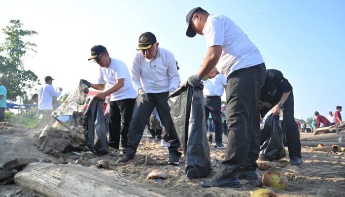 Aksi Nyata untuk Iklim, Hampir Satu Ton Sampah Dikumpulkan dalam Goro Massal Hari Lingkungan Hidup Sedunia di Padang
