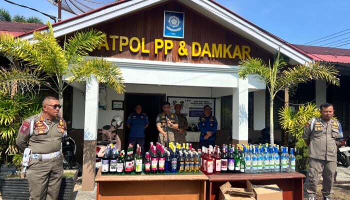 Satpol PP Pessel Musnahkan 252 Botol Miras, Perang Melawan Penyakit Masyarakat Terus Digencarkan